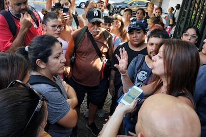 Sandra Pettovello en la puerta de la sede que el Ministerio que conduce tiene en el barrio de Retiro. 