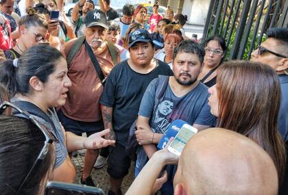 Sandra Pettovello salió a hablar con los dirigentes que se quejaban afuera de su ministerio
