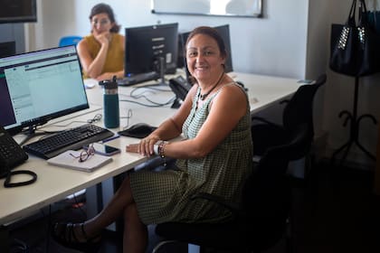Sandra Reina y Daniela Vulgano (más atrás), junto con Mijail Ledesma, son los médicos que atienden las teleconsultas