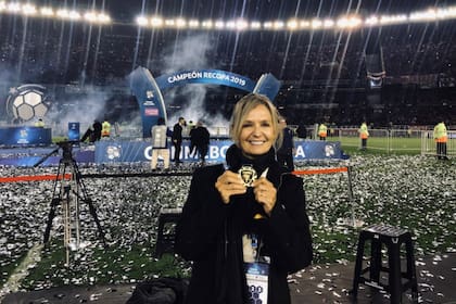 Sandra Rossi posando en el Monumental con la medalla del último título continental que ganó River