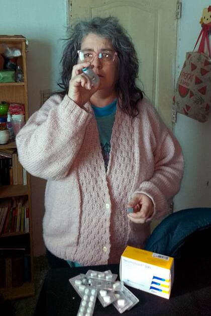 Sandra tiene una capacidad pulmonar que oscila entre el 35% y el 40%. Le indicaron medicación que no está tomando porque no la puede comprar. "Me manejo únicamente con lo que consigo en el hospital", dice