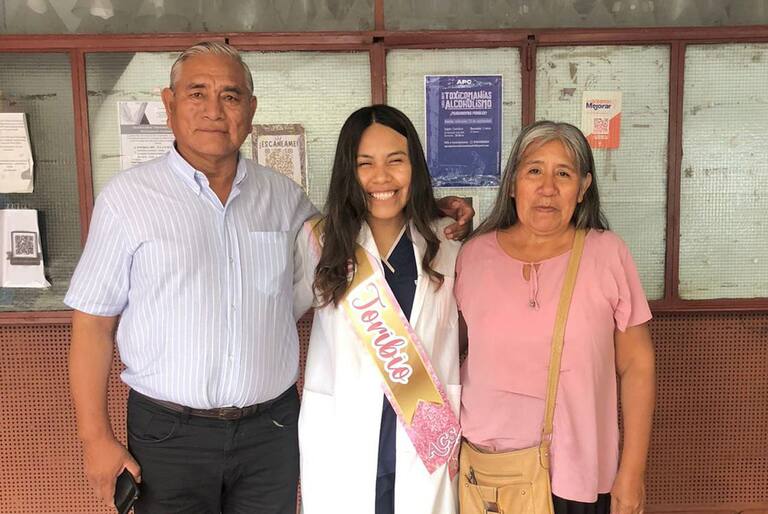 Se recibió la primera médica de la comunidad wichi de Formosa: “Volveré a mi pueblo para colaborar con la salud de mi gente”