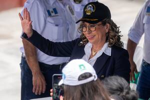 Sandra Torres, candidata a la presidencia del partido político Unidad Nacional de la Esperanza, porta una gorra oficial de la Asociación de Veteranos Militares de Guatemala durante una reunión en la Ciudad de Guatemala, el martes 15 de agosto de 2023. (AP Foto/Moisés Castillo)