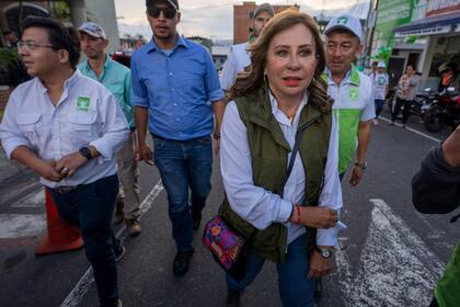 Sandra Torres, candidata presidencial del partido Unidad Nacional de la Esperanza, UNE, llega a un mitin de campaña en Santa Catarina Pinula, Guatemala, el sábado 17 de junio de 2023. (AP Foto/Moisés Castillo)
