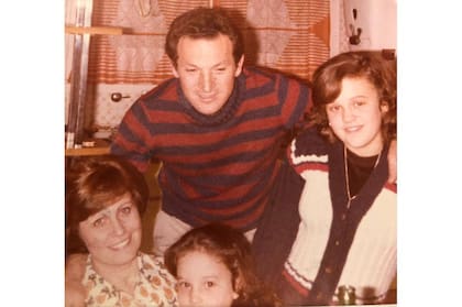 Sandra y su hermana, Gaby, de niñas, junto a sus padres, Celina y Federico.
