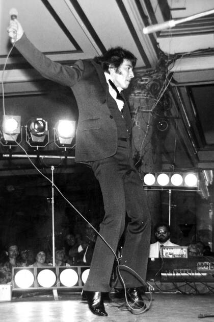 Sandro admiraba profundamente a Elvis Presley y lo imitaba en cada uno de sus pasos de baile.