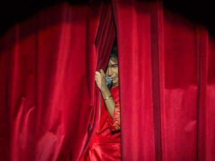 Sandro, antes de salir a escena como El hombre de la rosa. Fotografía de Maximiliano Vernazza, parte de la muestra Argentinos 1995-2025