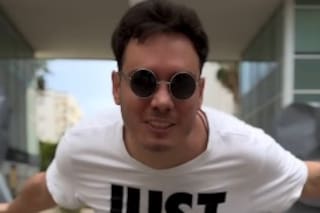 El nieto influencer de Fidel Castro que critica al régimen, se pasea con un Trump falso y se refiere a su país como “Apagonia”