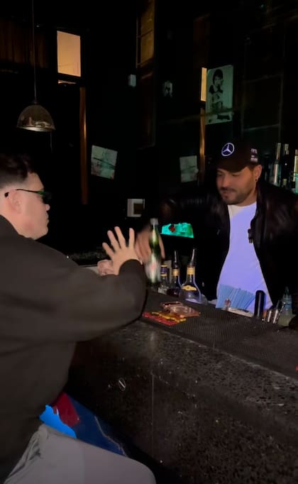 Sandro Castro en el video que rechaza una cerveza y reclama un Cuba Libre