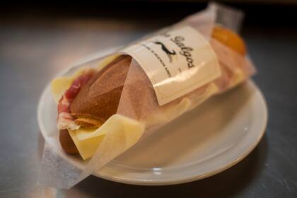 Sándwich de jamón crudo y queso.