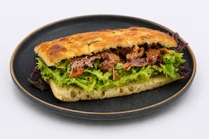 Sándwich de carne y vegetales