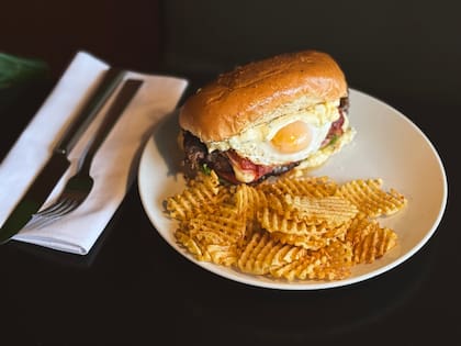 Sándwich de lomito compelto con papas rejilla de Áncora