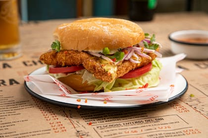 Sándwich de milanesa de pescado en Barra Chalaca