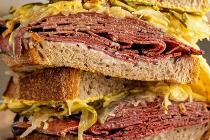 Sándwich de pastrón de seitán con queso vegano, cebolla grillada, pickles y crema de anacardo, parte de la carta de Rudy´s Diner en Camden Market.