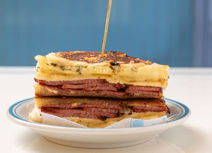 Sándwich de pastrón en pan de miga de Café Mishiguene