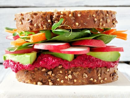 Sándwich de remolacha, palta y rabanitos