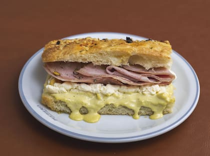 Sándwich “El Tanguero” con mortadela, pasta de pistacho y stracciatella en Puchero