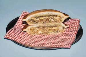 Sándwich prensado de pollo al champiñón gratinado con queso gruyere