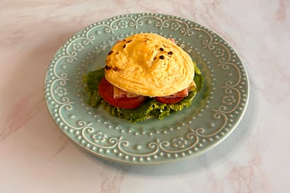 Sándwich proteico con pan en microondas