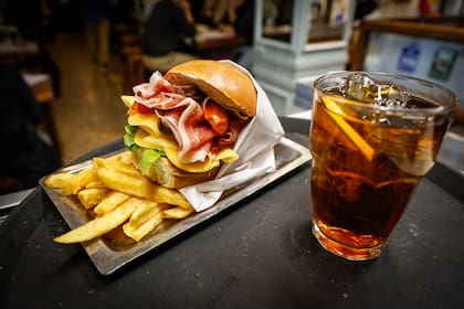 Sándwich y vermú, un clásico del bar