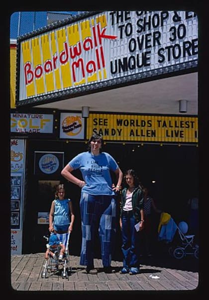 Sandy Allen fue la mujer más alta del mundo hasta 2008. Gracias a su fama obtuvo el afecto que tanto buscó de niña