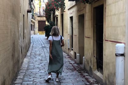 Sandy, paseando por las calles estrechas de Sevilla.