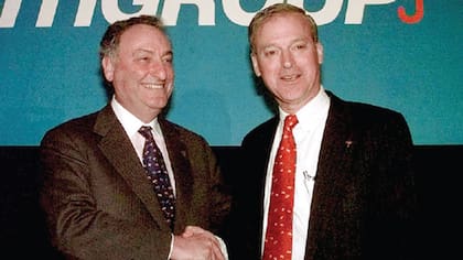 Sanford Weill (izquierda), presidente ejecutivo de Travelers Group, y John Reed, su homólogo de Citicorp, anuncian su fusión en 1998.