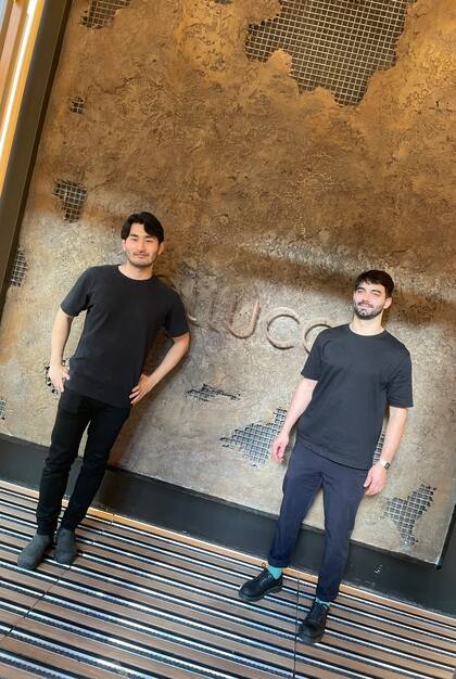 Sang Jeong y Nicanor Vieyra en la puerta de Olluco