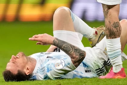 Sangre en el tobillo de Lionel Messi durante el partido que disputan Argentina y Colombia por la Copa América 2021
