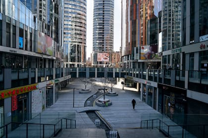 Sanlitun Soho, un complejo de oficinas generalmente ocupado, está casi desierto en Pekín el 1 de febrero de 2020