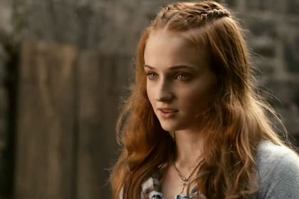 Sophie Turner tenía 13 años cuando fue seleccionada para interpretar a Sansa Stark en Game of Thrones, y 15 cuando finalmente se estrenó la serie por la pantalla de HBO