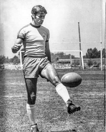 Sansot era muy hábil en el juego con el pie, y objeta que ese recurso, muy útil en los partidos, esté vedado en la enseñanza a los infantiles.