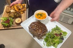 La pareja franco-argentina que lleva 15 años con su parrilla en París y abrió un segundo restaurante