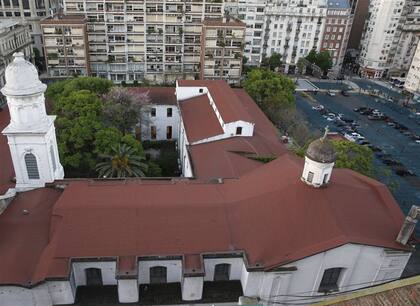 Santa Catalina de Siena, desde la calle Viamonte; al lado, la parcela en la que se iba a edificar una torre