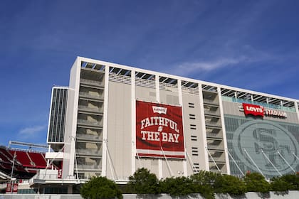 SANTA CLARA, CALIFORNIA - 3 DE JUNIO: Vista general del exterior del Levi's Stadium el 3 de junio de 2024 en Santa Clara, California. (Foto de Loren Elliott/Getty Images)