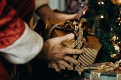 Santa Claus viaja por todo el mundo para dar obsequios a los niños cada Navidad (Pexels/cottonbro studio)