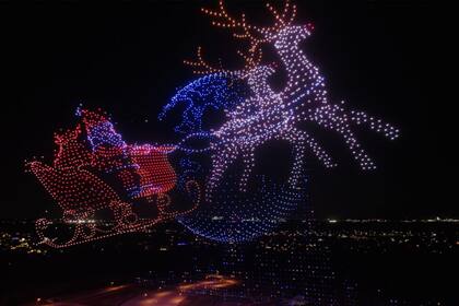 Santa Claus y su trineo surcaron los cielos, y llevaron alegría a miles de asistentes