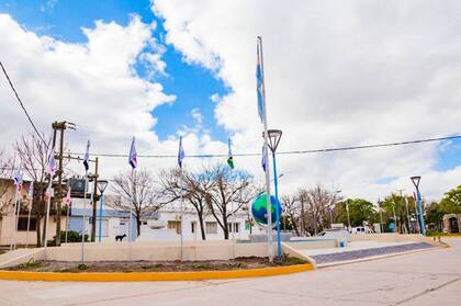 Santa Fe: Izaron la bandera británica de Malvinas en un acto oficial del 9 de Julio