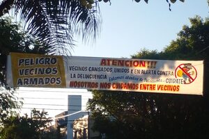 A través de pasacalles, en un barrio de Santa Fe advierten a los delincuentes: “¡Peligro, vecinos armados!”