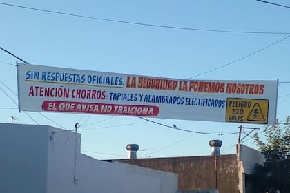 Santa Fe: vecinos hartos de la inseguridad colgaron pasacalles para advertir a los ladrones