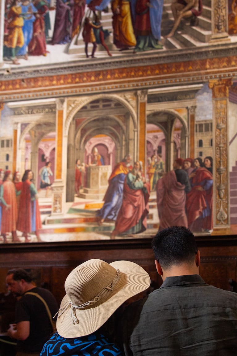 En Santa María Novella pueden apreciarse hermosas obras renacentistas, como el crucifijo de Giotto, hecho por Michelangelo cuando tenía unos 17 años.