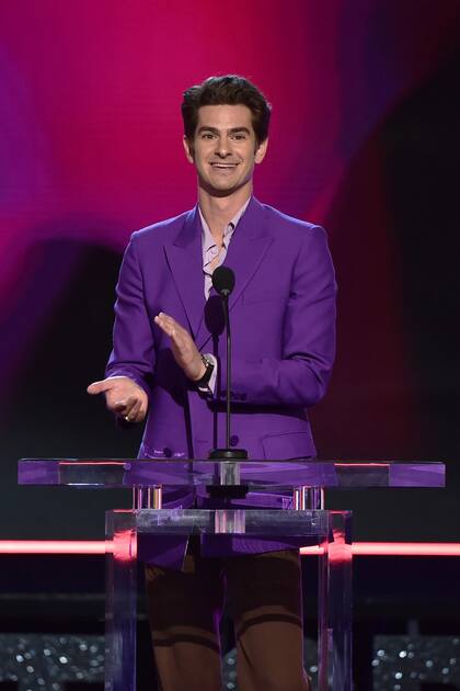 El saco violeta de Andrew Garfield llamó la atención de sus seguidores