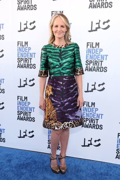 Helen Hunt también se inclinó por la combinación de tonos, con este vestido de variados estilos de animal print