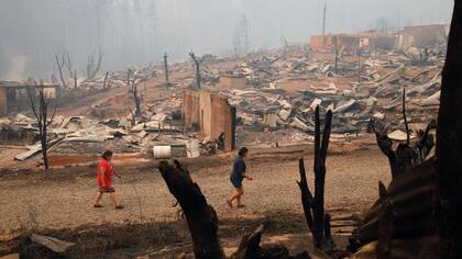 Varios centenares de personas fueron trasladadas a sitios que ofrecen más seguridad antes de que las llamas alcanzaran sus viviendas