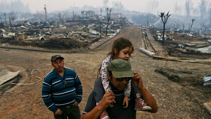 Las familias que han perdido sus hogares recorren las ruinas del pueblo