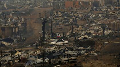 Las familias que han perdido sus hogares recorren las ruinas del pueblo