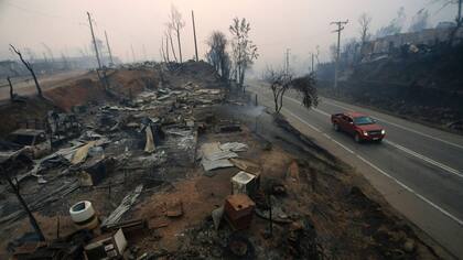 Las familias que han perdido sus hogares recorren las ruinas del pueblo