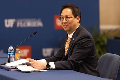 Santa Ono fue electo como presidente de la Universidad de Florida por unanimidad