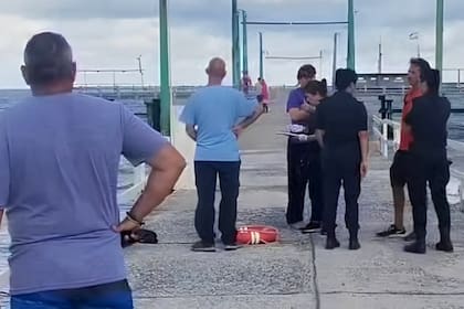Un hombre es intensamente buscado desde la tarde de este martes en Santa Teresita, Partido de la Costa, tras ingresar al agua y ser arrastrado mar adentro