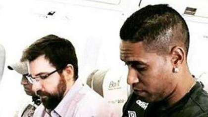 Santana (der.), antes de despegar el primer vuelo, en San Pablo
